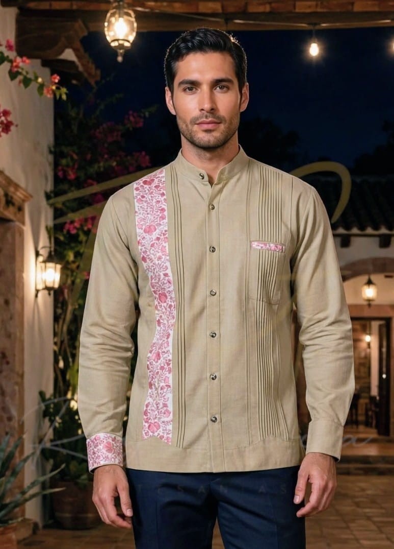Guayabera en lino, con una tira bordada a mano de San Antonino