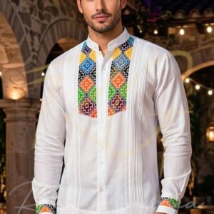Guayabera en lino, con pechera bordada a mano en punto de cruz