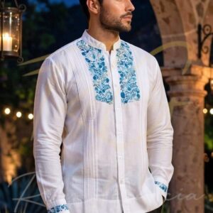 Guayabera en lino, con pechera bordada a mano de San Antonino