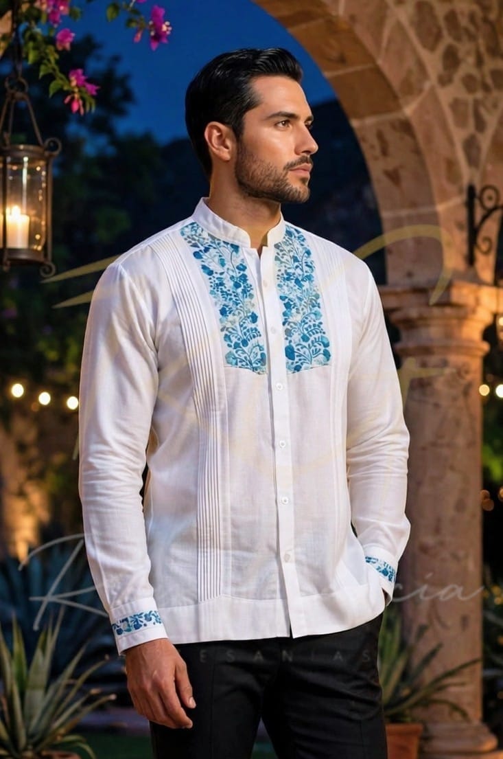 Guayabera en lino, con pechera bordada a mano de San Antonino