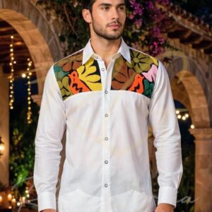 Guayabera en lino, con pechera bordada a mano de Jalapa de Díaz