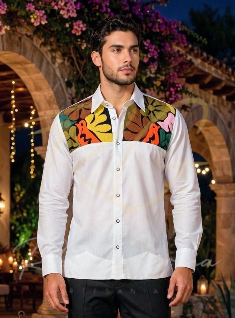 Guayabera en lino, con pechera bordada a mano de Jalapa de Díaz