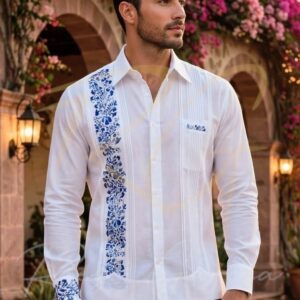 Guayabera en lino, con una tira bordada a mano de San Antonino