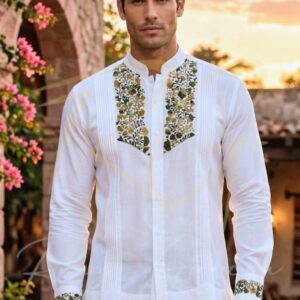 Guayabera en lino, con pechera bordada a mano de San Antonino