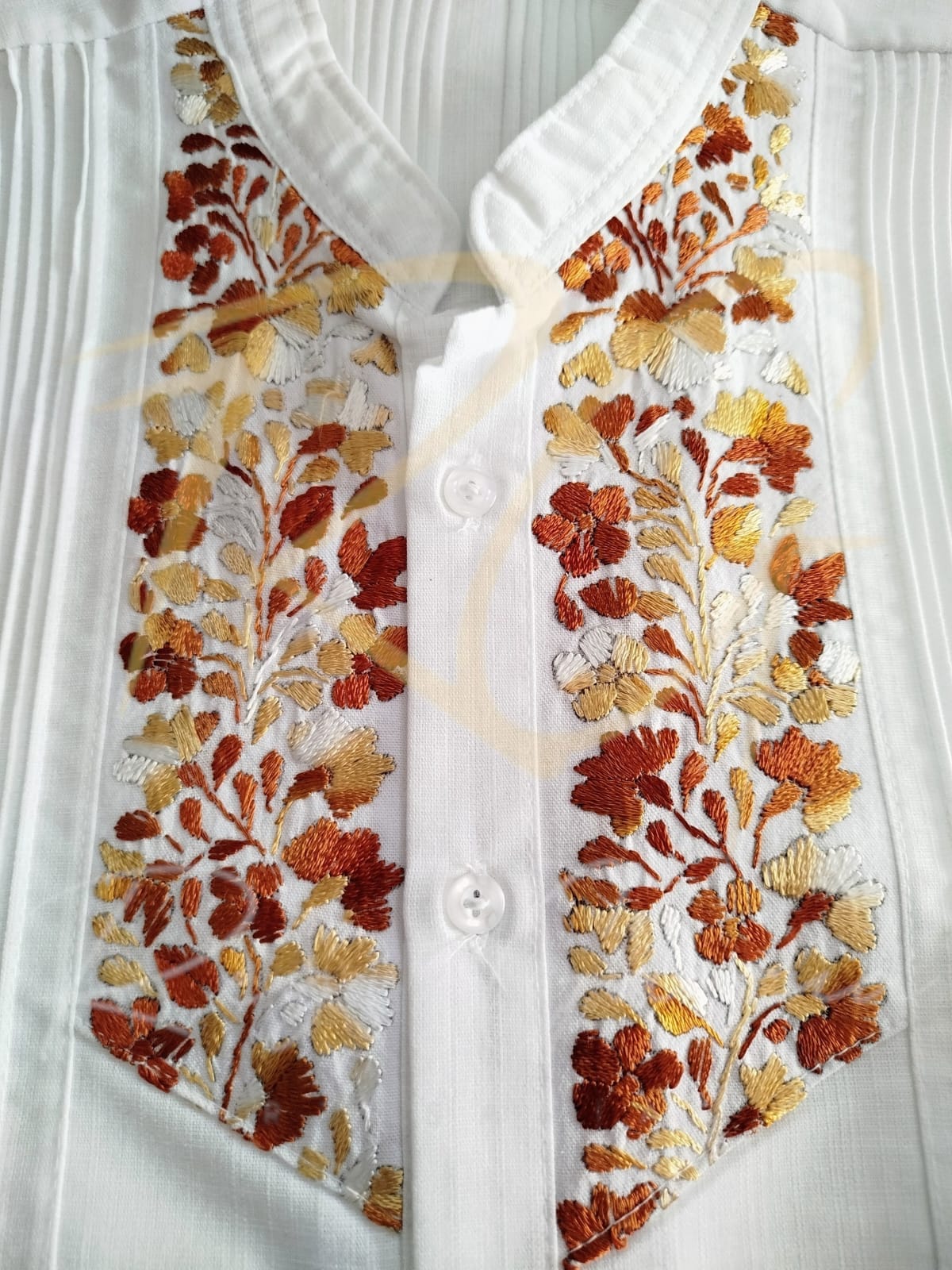 Guayabera en lino, con pechera bordada a mano de San Antonino - Imagen 2