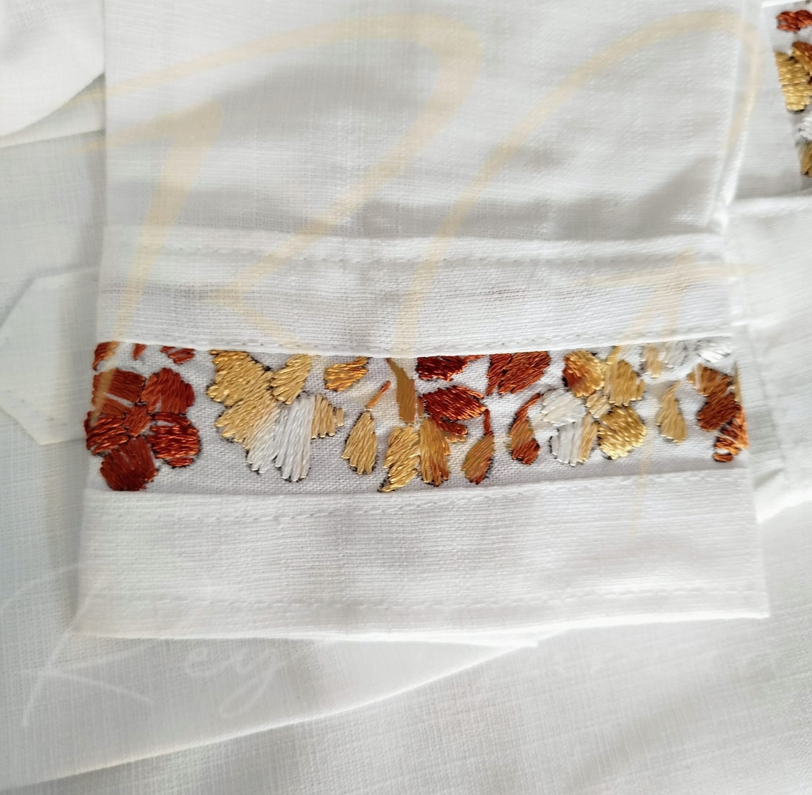 Guayabera en lino, con pechera bordada a mano de San Antonino - Imagen 3