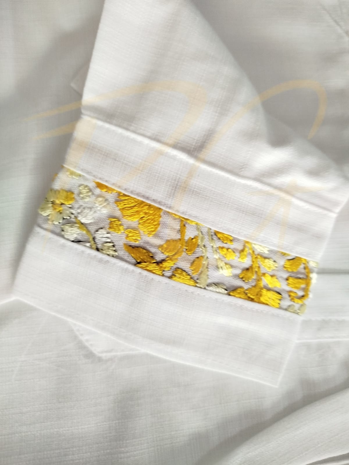 Guayabera en lino, con pechera bordada a mano de San Antonino - Imagen 3