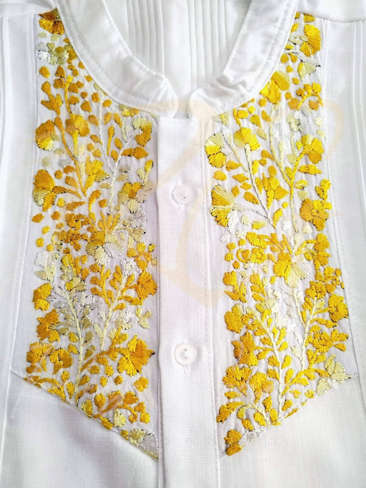 Guayabera en lino, con pechera bordada a mano de San Antonino - Imagen 2
