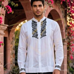 Guayabera en lino, con pechera bordada a mano de San Antonino