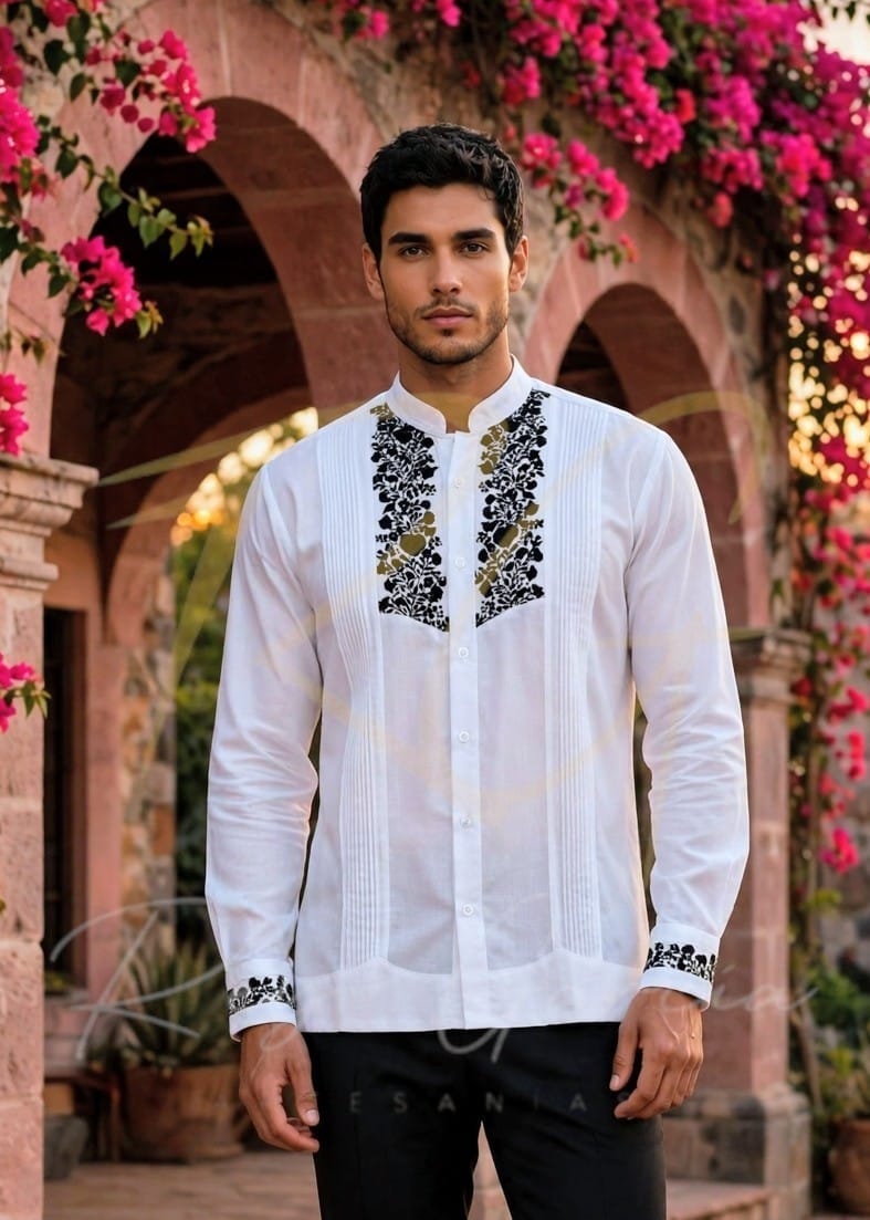 Guayabera en lino, con pechera bordada a mano de San Antonino