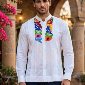 Guayabera en lino, con pechera bordada a mano de Jalapa de Díaz