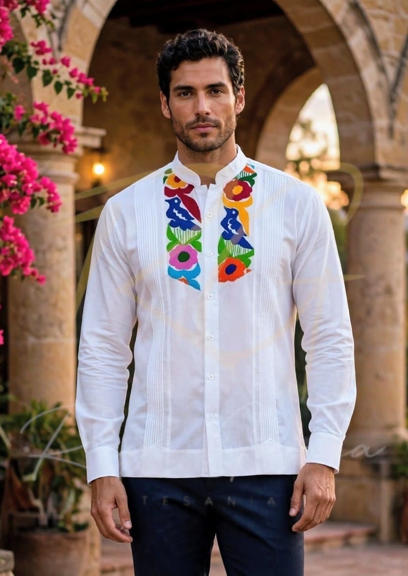 Guayabera en lino, con pechera bordada a mano de Jalapa de Díaz