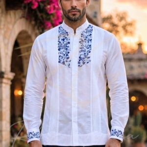 Guayabera en lino, con pechera bordada a mano de San Antonino
