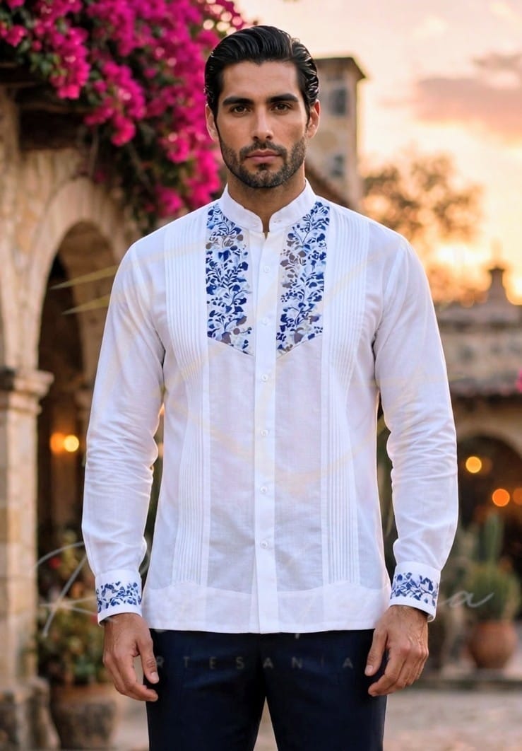 Guayabera en lino, con pechera bordada a mano de San Antonino