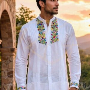 Guayabera en lino, con pechera bordada a mano de San Antonino