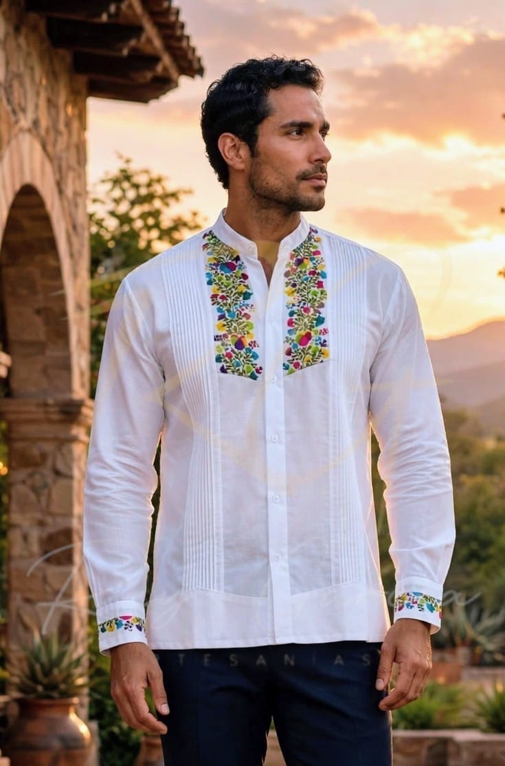 Guayabera en lino, con pechera bordada a mano de San Antonino