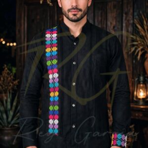 Guayabera en lino, con una tira bordada a mano de Usila
