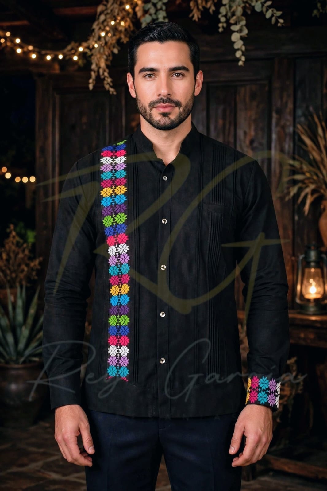 Guayabera en lino, con una tira bordada a mano de Usila