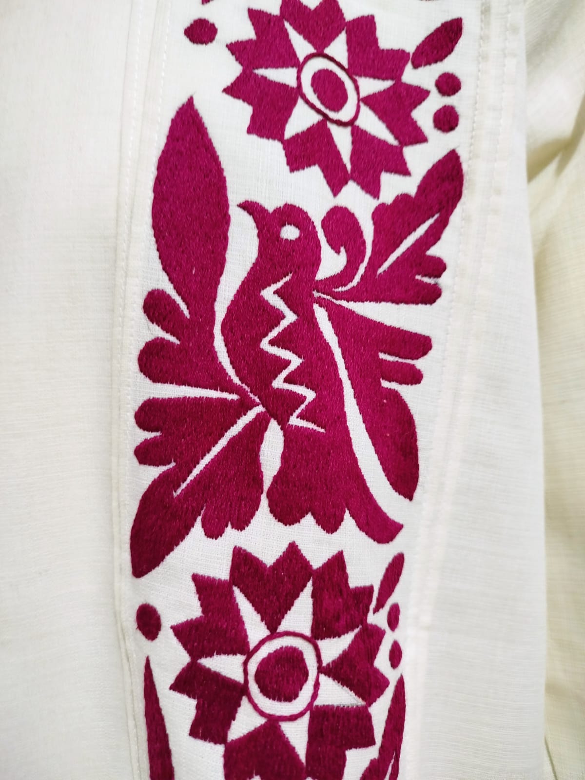 Guayabera en lino, con 2 tiras bordadas a mano de Jalapa de Díaz - Imagen 2
