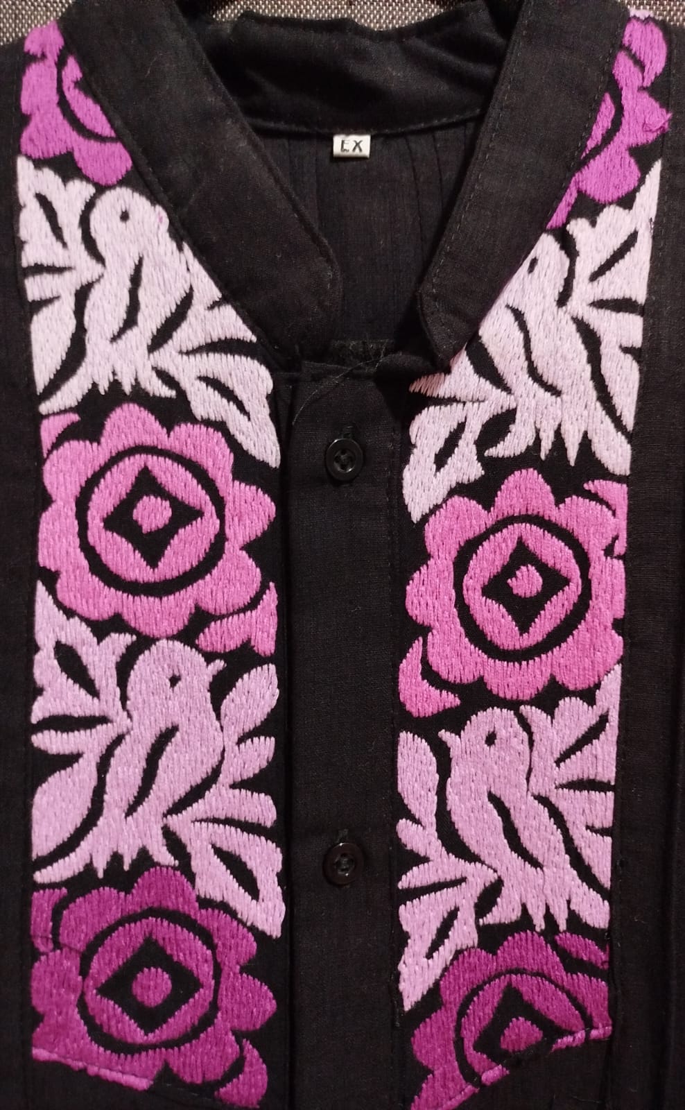 Guayabera en lino , con pechera bordada a mano de Jalapa de Díaz - Imagen 2