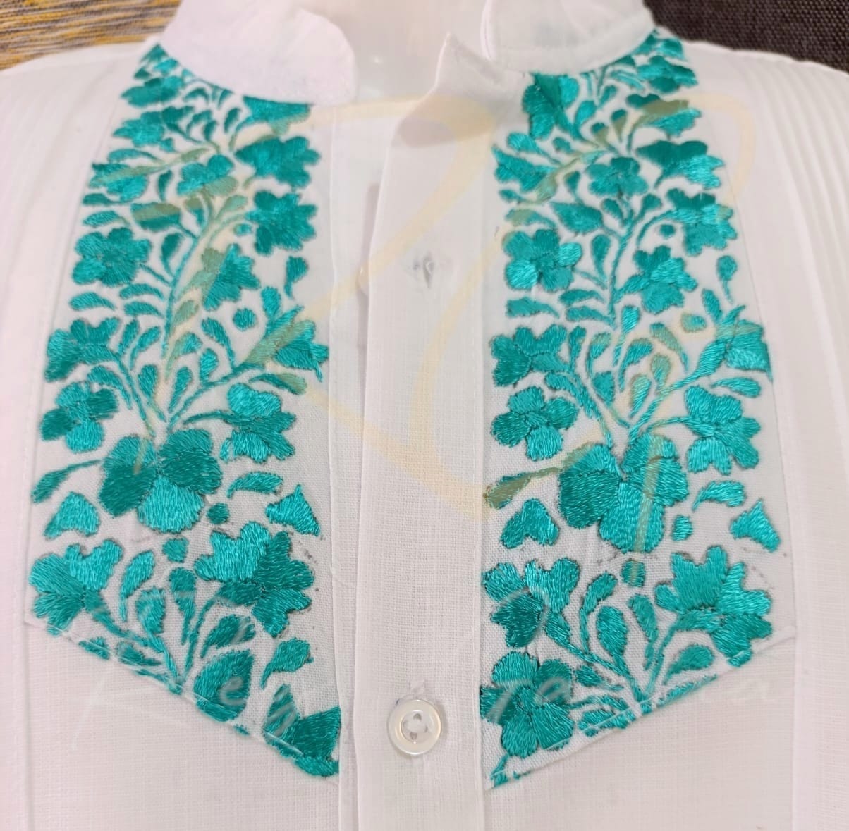 Guayabera en lino, con pechera bordada a mano de San Antonino - Imagen 2