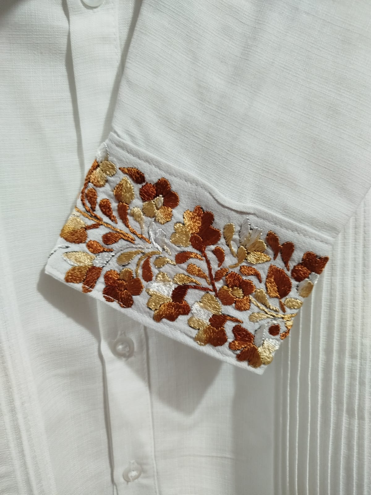 Guayabera en lino, con una tira bordada a mano de San Antonino - Imagen 2