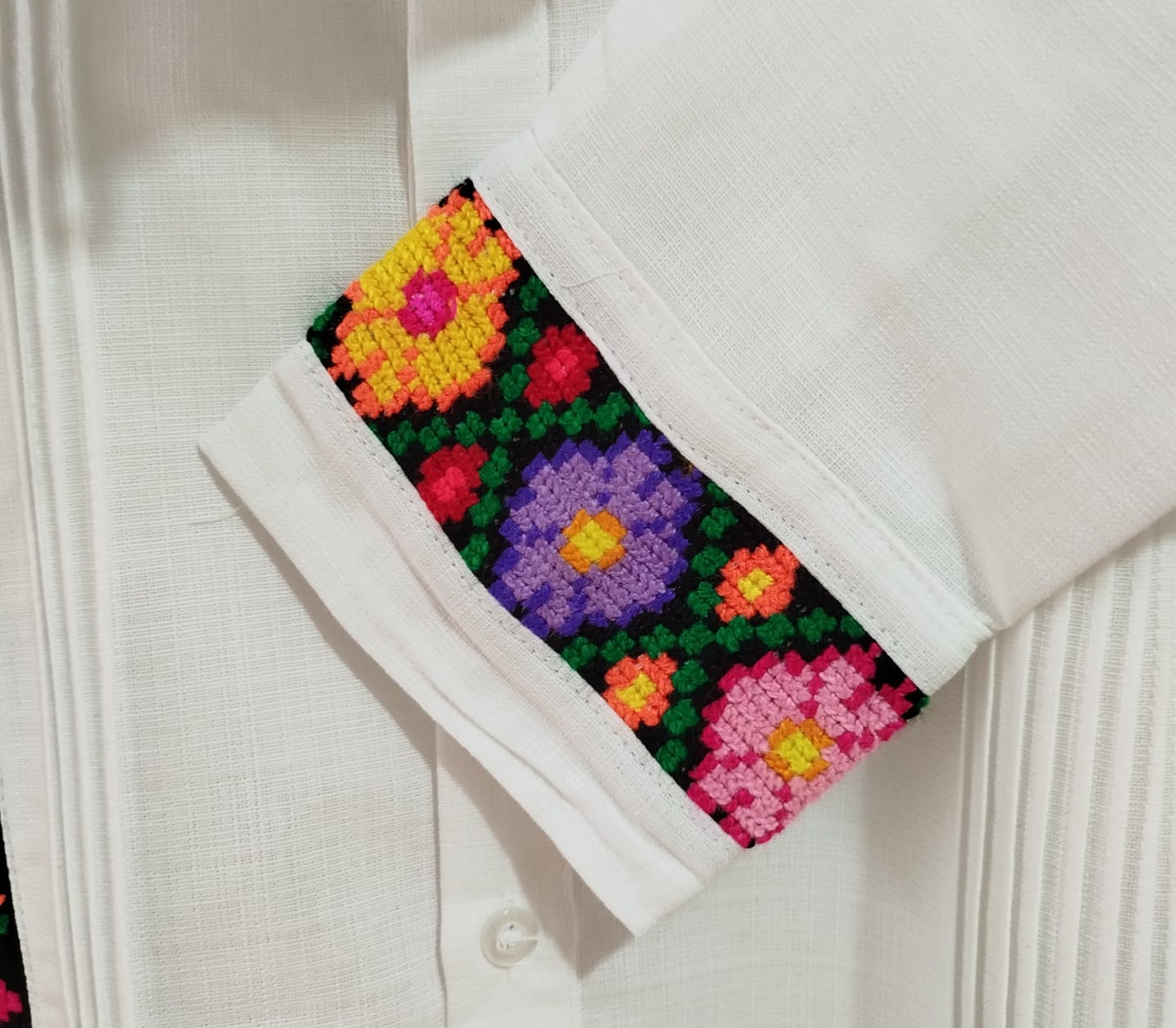 Guayabera en lino, con una tira bordada a mano en punto de cruz - Imagen 3