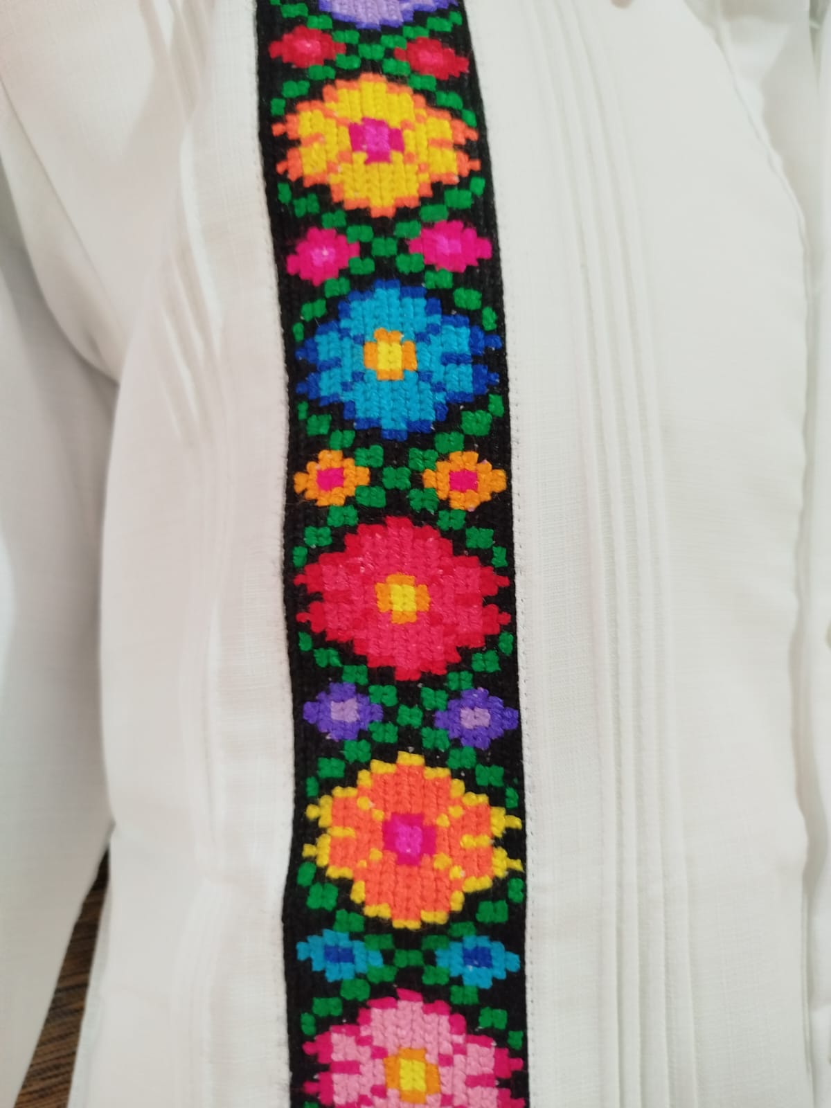 Guayabera en lino, con una tira bordada a mano en punto de cruz - Imagen 2