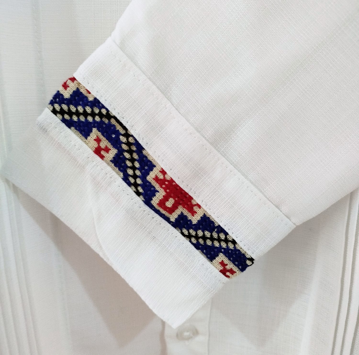 Guayabera en lino, con pechera bordada a mano en punto de cruz - Imagen 3