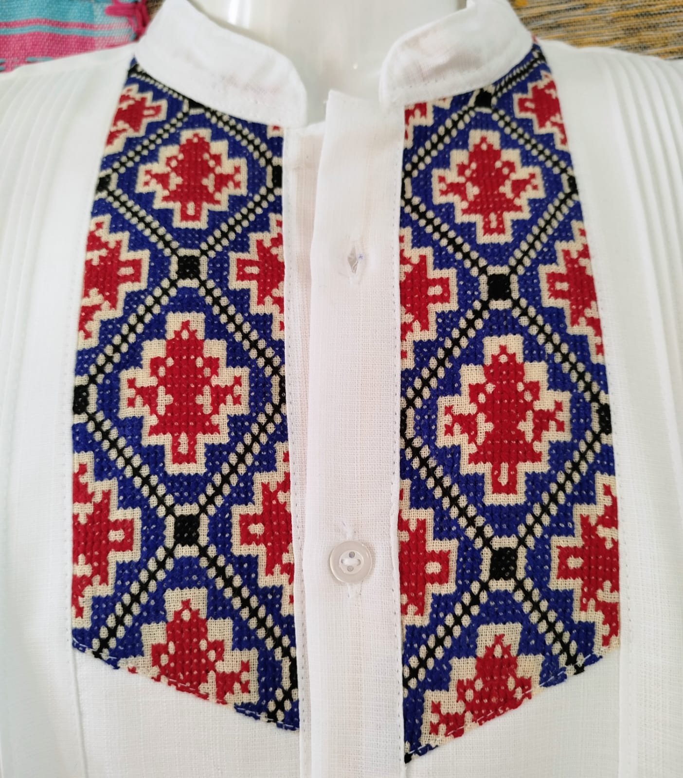 Guayabera en lino, con pechera bordada a mano en punto de cruz - Imagen 2