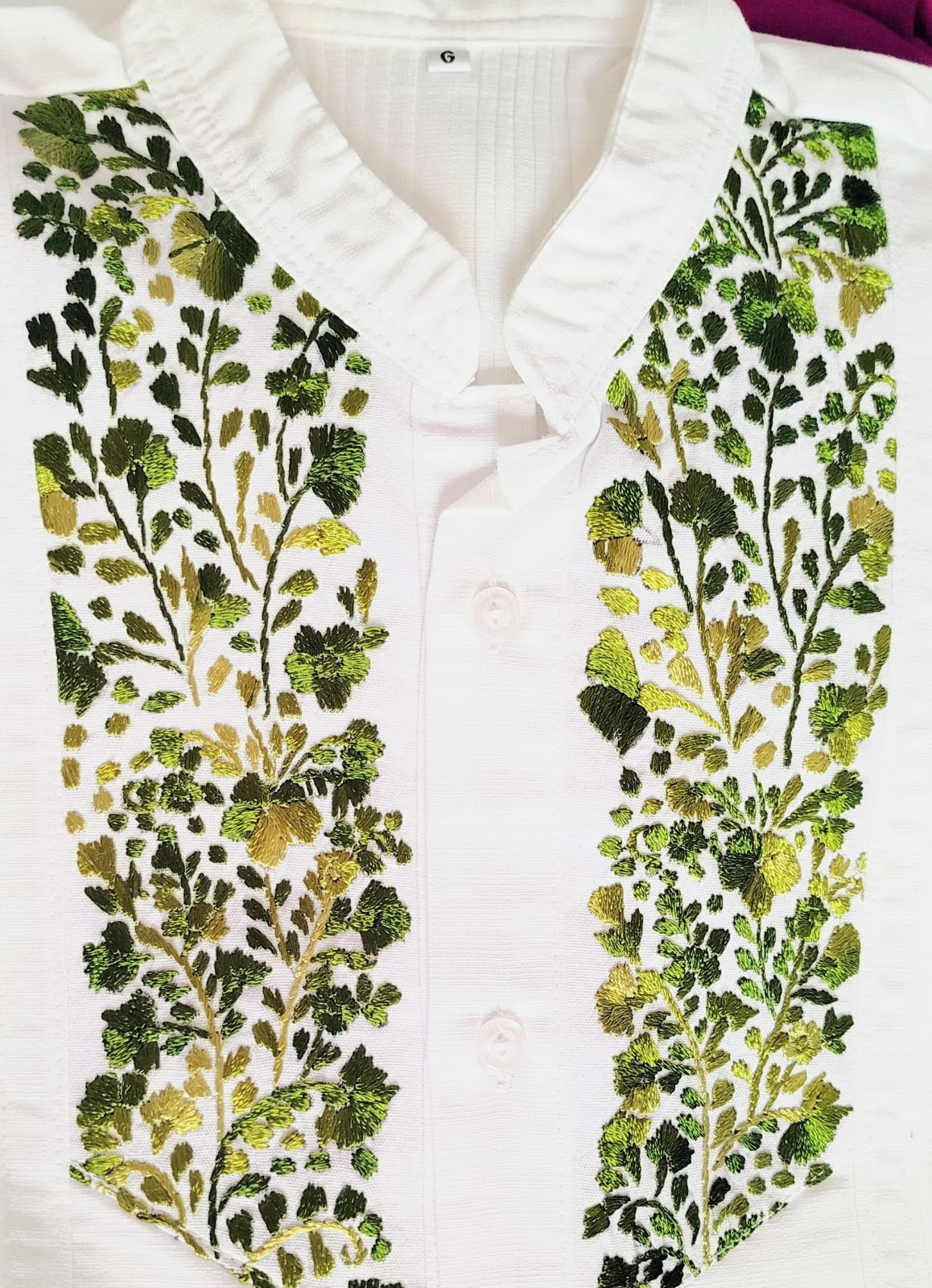 Guayabera en lino, con pechera bordada a mano de San Antonino - Imagen 2