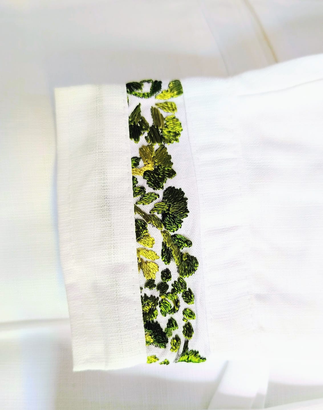 Guayabera en lino, con pechera bordada a mano de San Antonino - Imagen 3