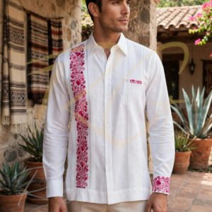 Guayabera en lino, con una tira bordada a mano de San Antonino