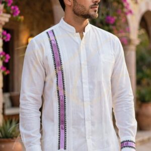 Guayabera en lino, con una tira de grecas en punto de cruz