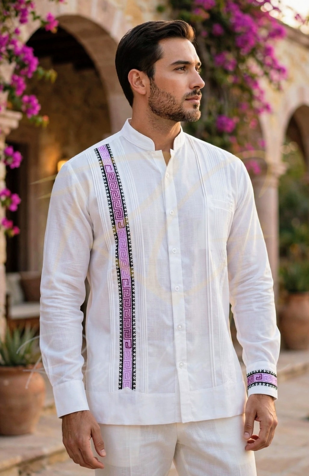 Guayabera en lino, con una tira de grecas en punto de cruz