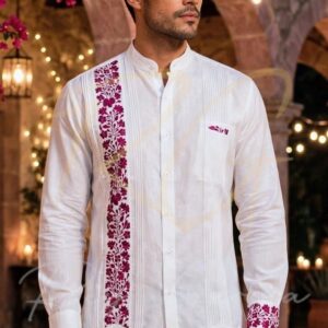 Guayabera en lino, con una tira bordada a mano de San Antonino