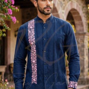 Guayabera en lino, con una tira bordada a mano de San Antonino