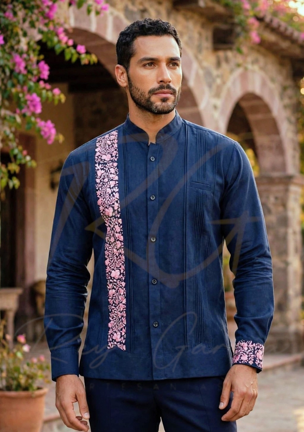 Guayabera en lino, con una tira bordada a mano de San Antonino
