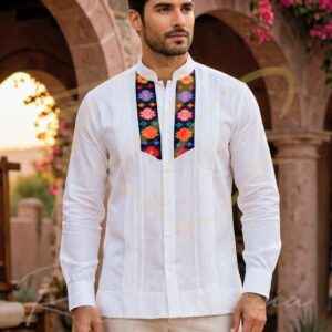 Guayabera en lino, con pechera bordada a mano en punto de cruz