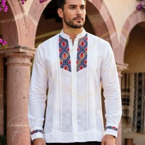 Guayabera en lino, con pechera bordada a mano en punto de cruz