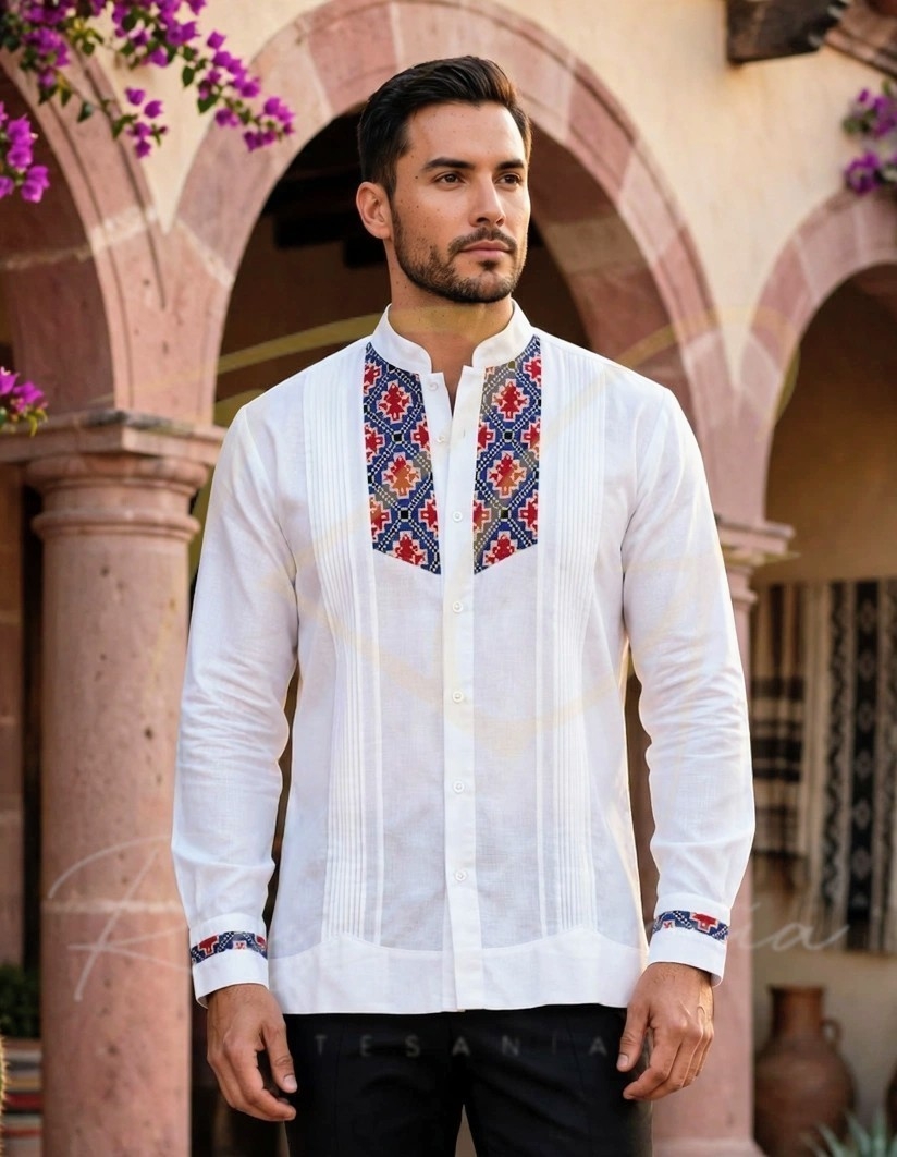 Guayabera en lino, con pechera bordada a mano en punto de cruz
