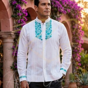Guayabera en lino, con pechera bordada a mano de San Antonino
