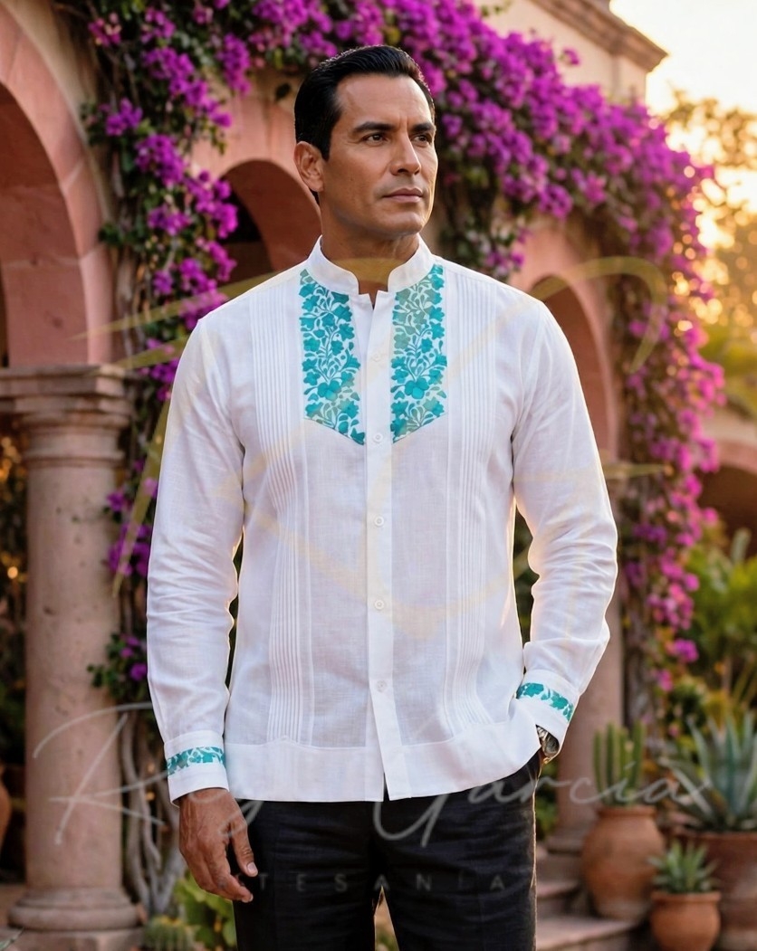 Guayabera en lino, con pechera bordada a mano de San Antonino