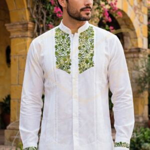 Guayabera en lino, con pechera bordada a mano de San Antonino