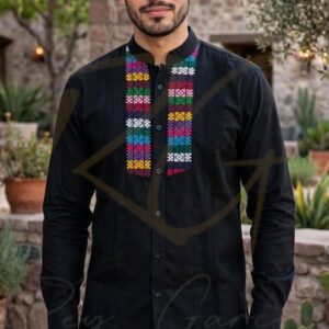 Guayabera en lino, con pechera bordada de Usila