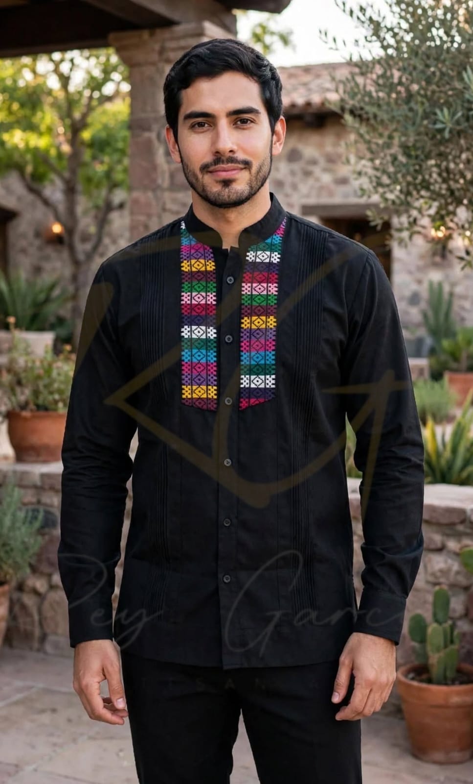 Guayabera en lino, con pechera bordada de Usila