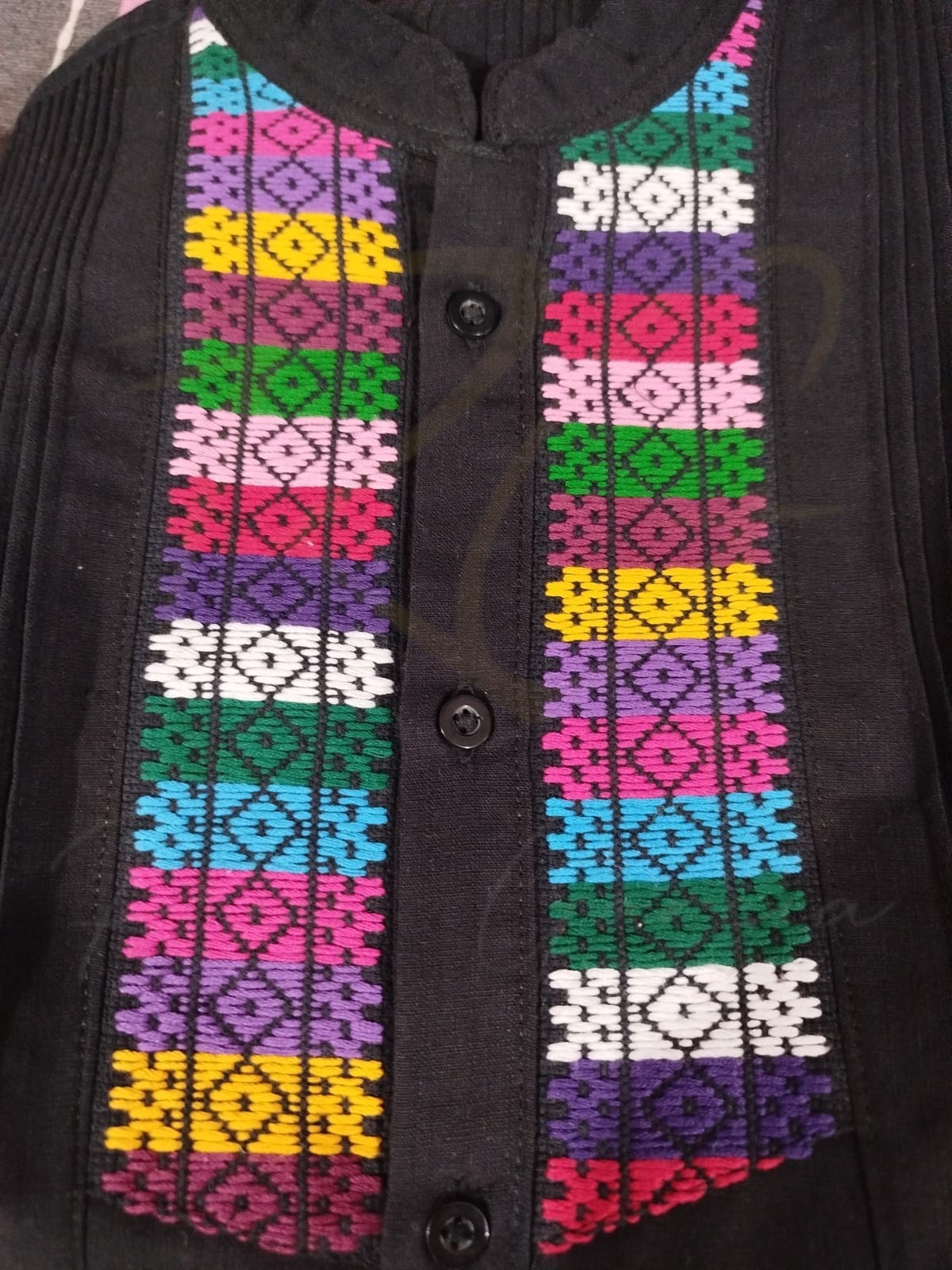 Guayabera en lino, con pechera bordada de Usila - Imagen 2